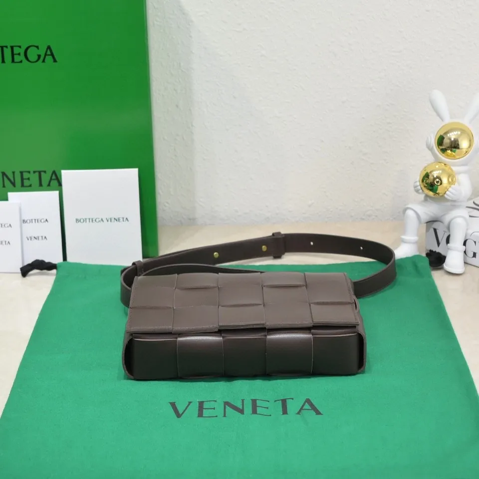 Real shots 👇BV Cassette’s trendy design is earth-shakingly beautiful. The handsome style with flamboyant personality has completely changed the dull style of the past. Beauty is a topic that women can never refuse. Walking on the streets of Milan, you can see her figure everywhere. It is called tofu bag, original sheepskin: the key point is that it can be controlled by both men and women, and has become a big celebrity in the fashion circle. Size 23*15*5 [6687#]